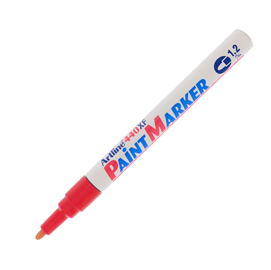 Marcatore artline a 440 punta tonda fine a vernice rosso