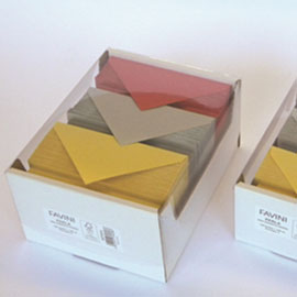 Scatola 150cartoncini 250gr+150 buste 120gr rosso-oro-argento formato 4 favini
